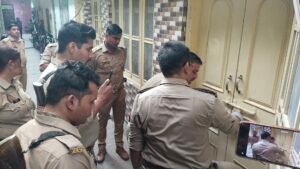 मोना कांड के आरोपियों के मकान को सील करती पुलिस