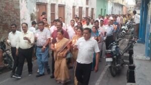 आक्रोशित व्यापारियों ने निकाला कैंडल मार्च