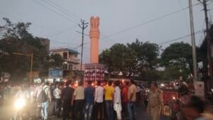 आक्रोशित व्यापारियों ने निकाला कैंडल मार्च