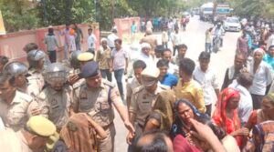 थाना जहानगंज के बाहर शव रखकर परिजनों ने लगाया जाम 
