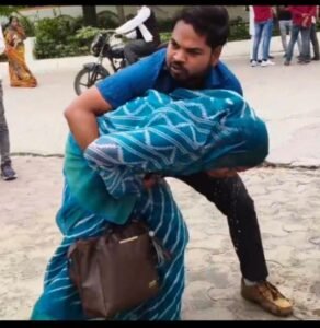 फतेहगढ़ में युवती ने कलेक्टर परिसर किया आत्मदाह का प्रयास