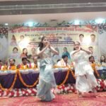 होली मिलन समारोह में नारी शक्ति को मंच पर पुष्प वर्षाकर किया गया सम्मानित