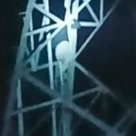 टावर पर चढ़ा युवक, बोला- पत्नी आएगी तभी उतरूंगा, दो घंटे चला हाई-वोल्टेज ड्रामा, लोगों को याद आई फिल्म शोले