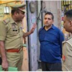 लाखों ठगने वाले की तलाश में छापा , पिता से पूछताछ