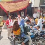 भीषण गर्मी में चिलचिलाती धूप से राहगीरों को राहत प्रदान करने के लिए व्यापार संगठन ने किया शरवत वितरण का आयोजन