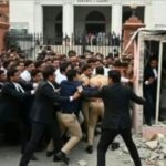 लखनऊ जिला कोर्ट के बाहर बवाल, पुलिस और वकीलों के बीच झड़प, पथराव और लाठीचार्ज