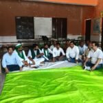 रामपुर ढपर पुर में पक्का नाला निर्माण की मांग को लेकर धरने के चौथे दिन भी नहीं पहुंचा कोई अधिकारी, बढ़ा आक्रोश