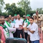 एक्सप्रेस ट्रेनों के ठहराव की मांग, किसानों का धरना, भारी पुलिस बल तैनात