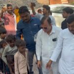 नरेश अग्रवाल के 75वें जन्मदिन पर व्यापारियों ने मनाया दान दिवस जरूरतमंद महिलाओं, बच्चों और पुरुषों को वितरित किए वस्त्र, दीर्घायु एवं स्वस्थ जीवन की कामना