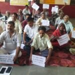 नाले के गंदे पानी से मार्ग जलमग्न, फसलें बर्बाद; तहसील में धरने पर बैठे लोग, एसडीएम को सौंपा ज्ञापन